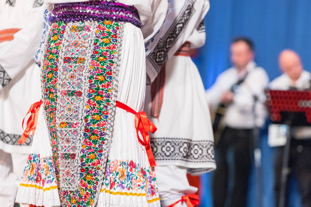 Detalle del traje folclórico tradicional de bailarines rumanos realizan una danza folclórica. Folklore de Rumania
 - Foto, Imagen