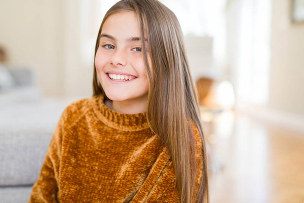 Όμορφη νεαρή κοπέλα παιδί φορώντας casual πουλόβερ με ένα ευτυχισμένο και δροσερό χαμόγελο στο πρόσωπο. Τυχερό πρόσωπο. - Φωτογραφία, εικόνα