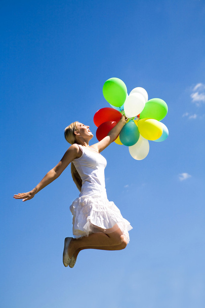 Frau springt mit Luftballons - Foto, Bild