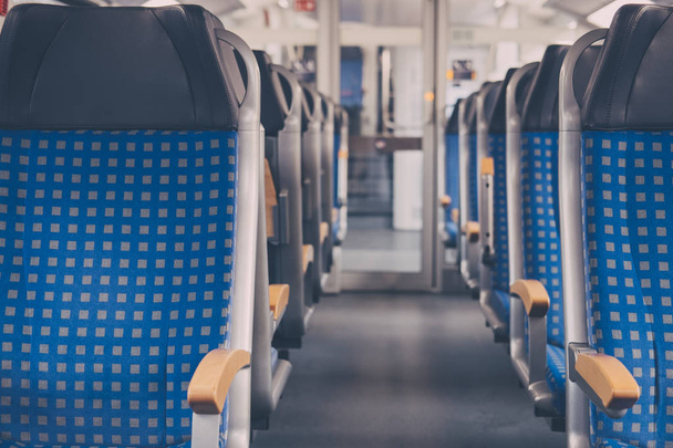 Filas de asientos en un tren moderno vacío, concepto de viaje, selectiv
 - Foto, imagen