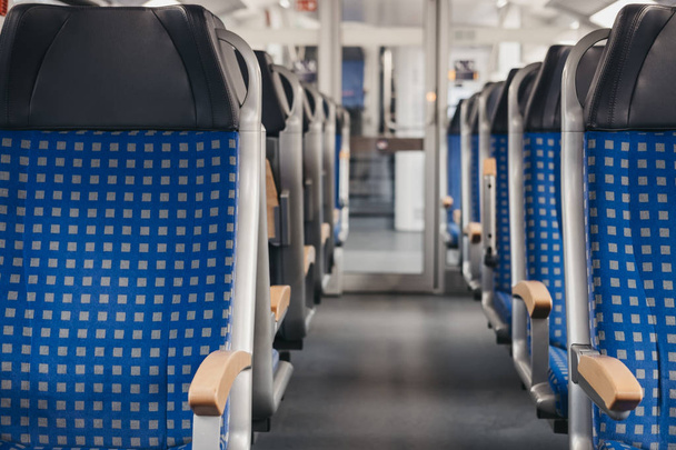 Filas de asientos en un tren moderno vacío, concepto de viaje, selectiv
 - Foto, Imagen