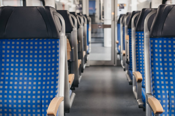 Rijen stoelen op een lege moderne trein, reis concept, selectiv - Foto, afbeelding