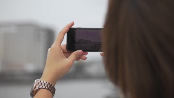 Κοντινό χέρι Ασιάτης/ισσα γυναίκα χρησιμοποιώντας smartphone πάρει φωτογραφία. Αποστολή φωτογραφιών μέσα κοινωνικής δικτύωσης εκτός από το φράχτη στο ποτάμι. - Πλάνα, βίντεο
