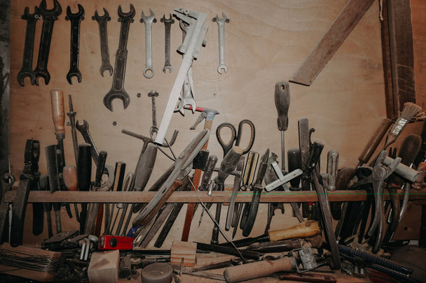 ahşap bir arka plan üzerinde çalışmak için marangoz araçları - Fotoğraf, Görsel
