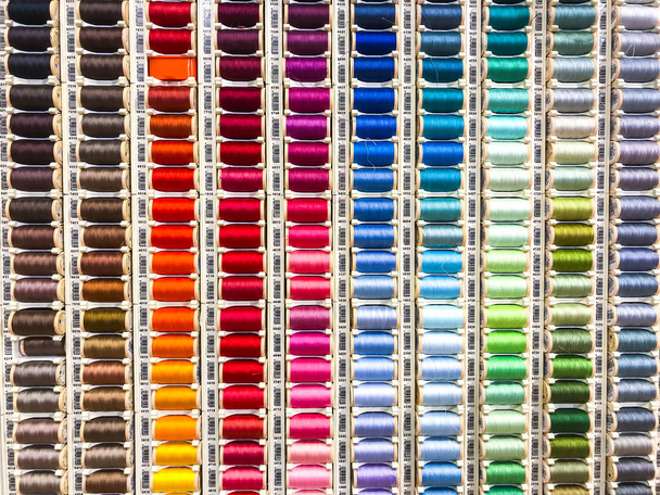 染色された縫製糸のスプール - 写真・画像