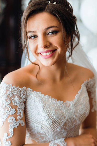  Brida de lujo con un vestido blanco con la sonrisa de hombros desnudos. belti - Foto, imagen