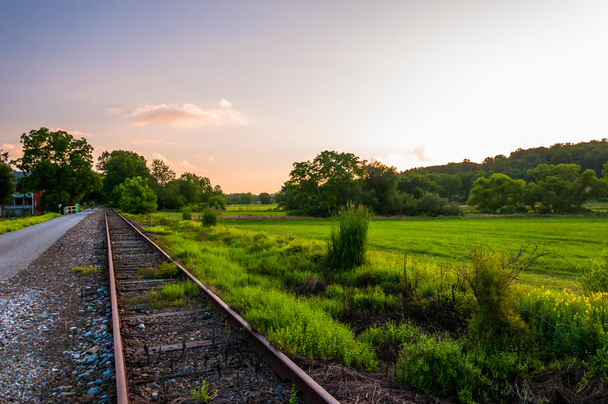 Sunset over railroad tracks and fields in York County, Pennsylva - Foto, imagen