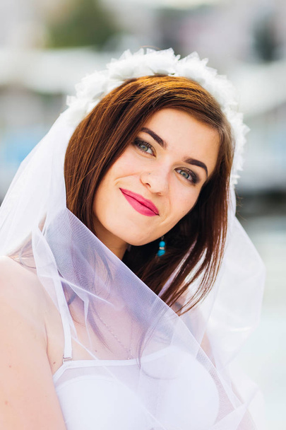 Nahaufnahme einer schönen Braut mit Brautschleier und BH auf Henne pa - Foto, Bild