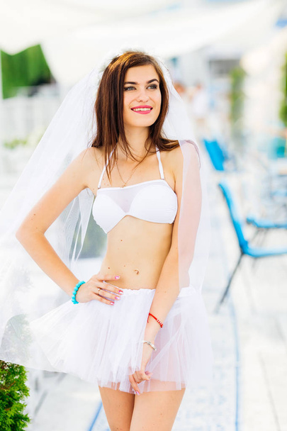 soutien-gorge et jupe blanches sur la mariée. orsque la fête a lieu dans le café du - Photo, image