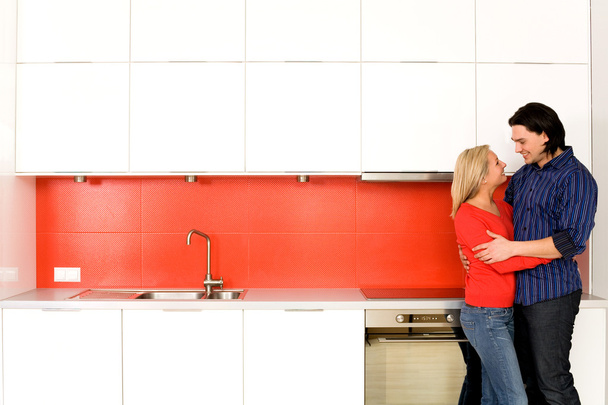 Pareja abrazando en cocina
 - Foto, Imagen