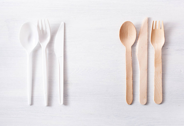 harmful plastic cutlery and eco friendly wooden cutlery. plastic - Φωτογραφία, εικόνα