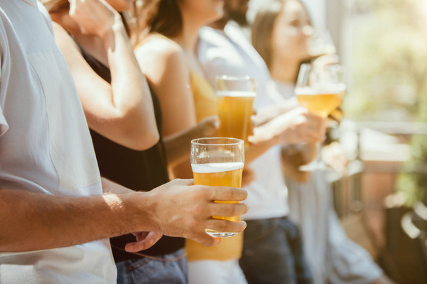 Nuori ryhmä ystäviä juo olutta ja juhlii yhdessä
 - Valokuva, kuva