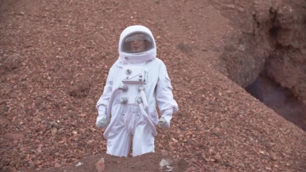 αστροναύτης στο διάστημα φορώντας κοστούμια  - Πλάνα, βίντεο