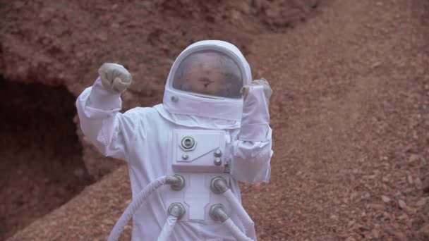 astronauta en el espacio disfrazado
  - Imágenes, Vídeo
