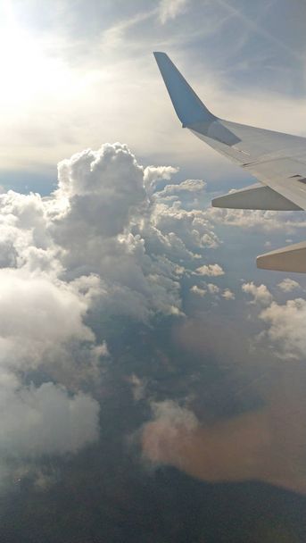 Blick aus dem Fenster auf den wolkenverhangenen Himmel - Foto, Bild