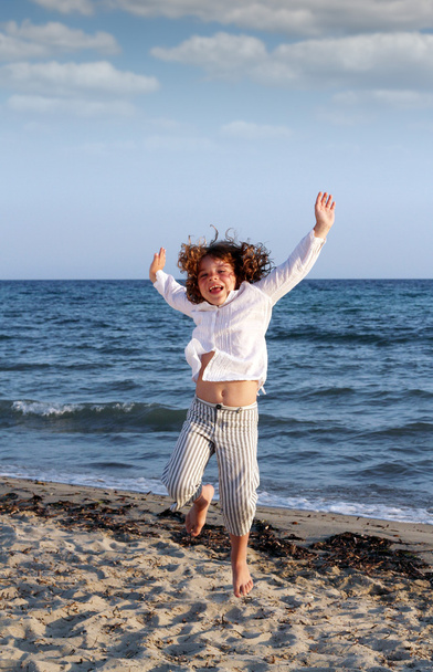 heureuse petite fille sautant sur la plage scène d'été
 - Photo, image
