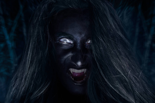 Кричащее лицо ведьмы
 - Фото, изображение
