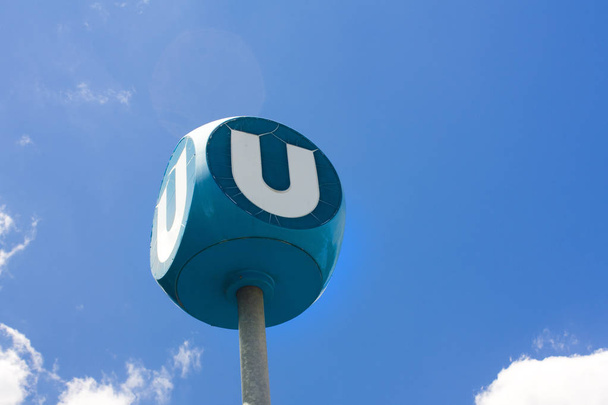 VIENA, AUSTRIA - 30 de junio de 2019: Signo "U" del metro vienés (U-bahn
) - Foto, Imagen