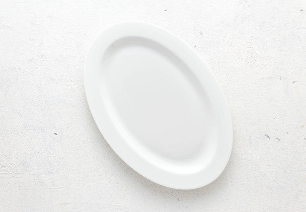 Piastra bianca vuota su uno sfondo bianco vista dall'alto
 - Foto, immagini