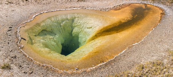 Geysir und heiße Quelle im alten, treuen Becken des Yellowstone Nationalparks in Wyoming - Foto, Bild