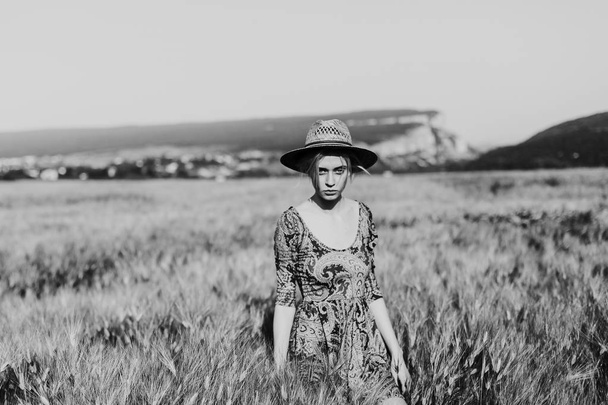 güzel bir moda kadın siyah beyaz fotoğraf portresi - Fotoğraf, Görsel
