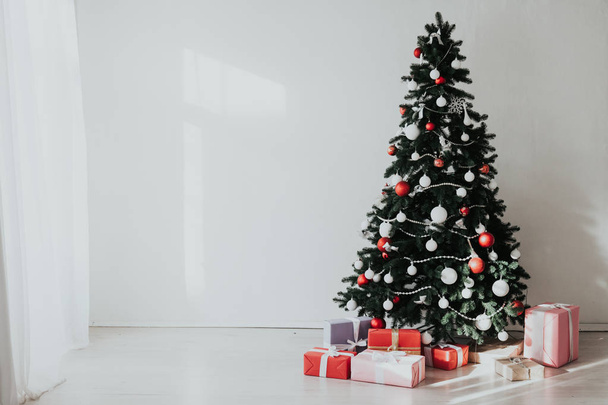Χριστουγεννιάτικες διακοπές νέο έτος οικογενειακές διακοπές διακόσμηση δέντρο. - Φωτογραφία, εικόνα