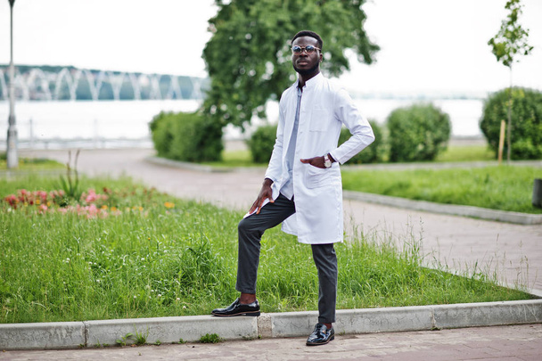 Joven afroamericano médico masculino en bata blanca con un estetosc
 - Foto, imagen