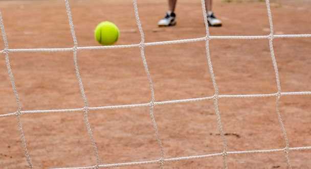 Тенісна сітка і жовтий м'яч
 - Фото, зображення