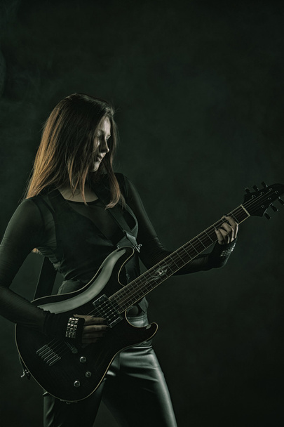 mladá dívka hrát elektrická kytara - Fotografie, Obrázek