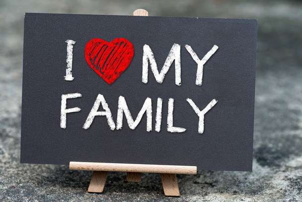 bir kara tahta üzerinde beyaz tebeşir ile el yazısıyla ailemi seviyorum. - Fotoğraf, Görsel