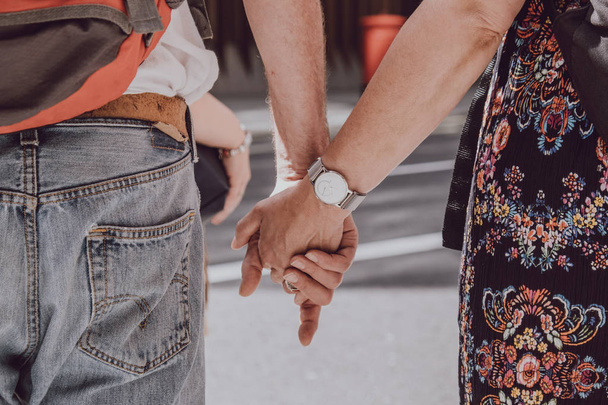 Unidentified Caucasian couple holding hands in public. - Foto, Bild
