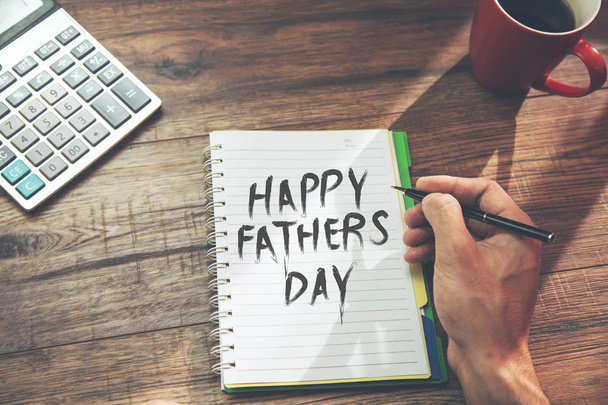 man written happy fathers day text on notepad - Foto, afbeelding