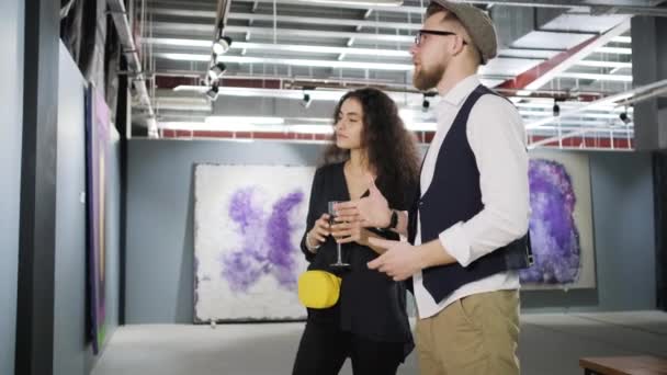 Δύο λάτρεις της τέχνης μιλούν για αφηρημένη εικόνα στο Μουσείο στο άνοιγμα - Πλάνα, βίντεο
