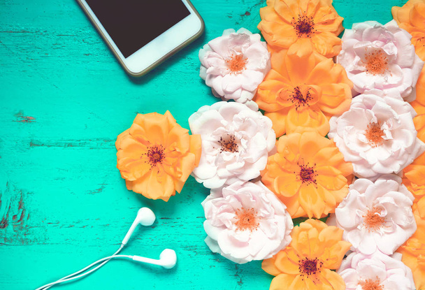 新鮮なバラ、スマートフォンと鞭で美しい夏の背景 - 写真・画像