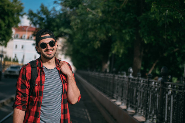 Un turista uomo cammina per le strade con uno zaino
 - Foto, immagini