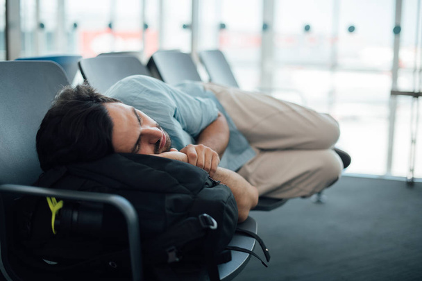 The guy at the airport is waiting for departure, asleep - Foto, Imagem