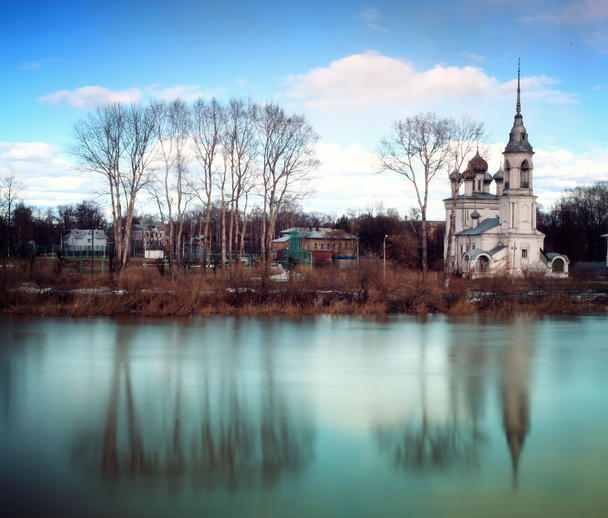 Orthodox church on the banks of the river - Φωτογραφία, εικόνα