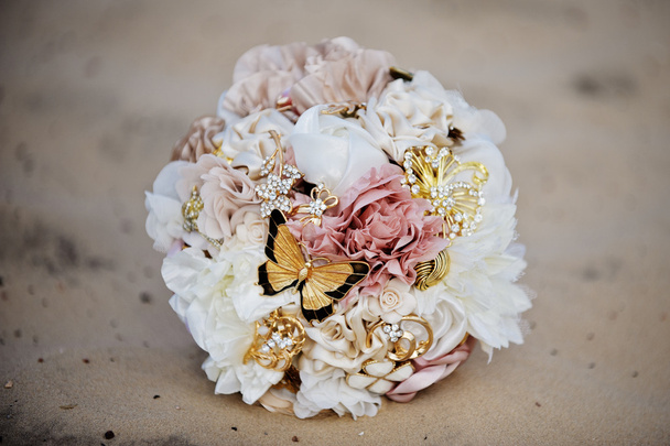 Букет, букет цветов свадьба лежит на песке солнечного пляжа
 - Фото, изображение