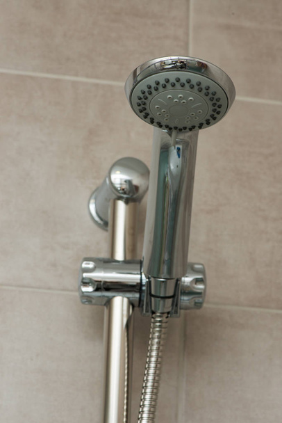 miscelatore doccia da vicino. innaffiamento può doccia
 - Foto, immagini