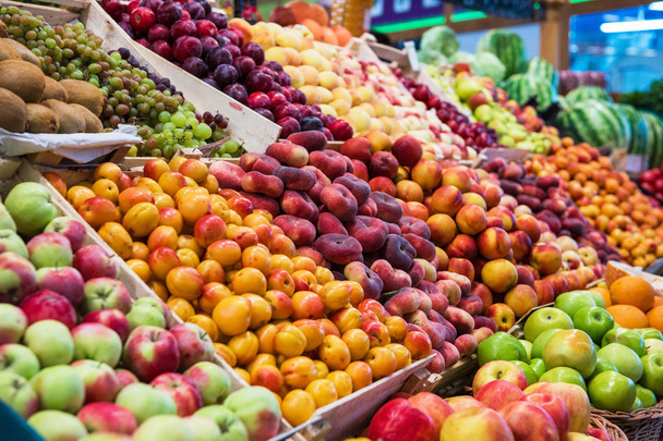 Ποικιλία από φρούτα στην αγορά - Φωτογραφία, εικόνα