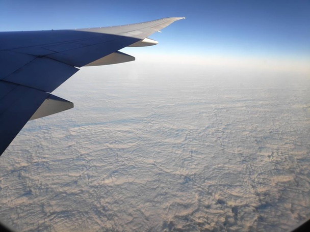 Vue de la fenêtre extérieure plane sur couverture nuageuse fermée
 - Photo, image