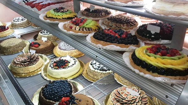 Colección de pasteles en la panadería
 - Foto, Imagen