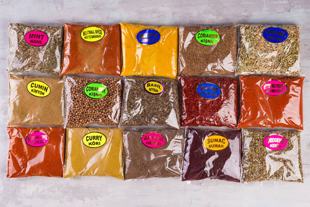 Poşetlerde paketlenmiş çok çeşitli baharatlar Baharatların isimleri Türkçe olarak listelenmiştir. Baharat satışı. - Fotoğraf, Görsel
