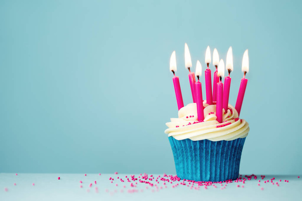 Pembe mumlar ile Doğum günü cupcake - Fotoğraf, Görsel