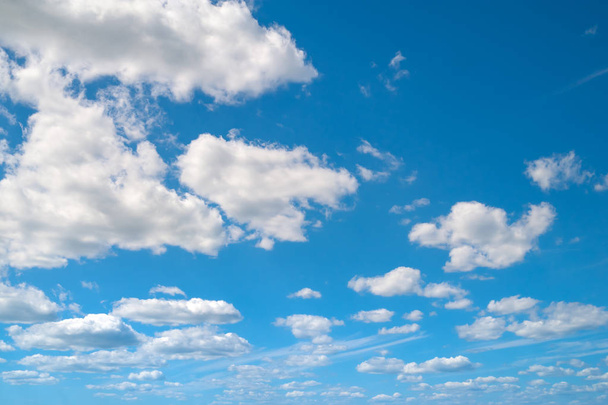 Mavi gökyüzünde beyaz bulut. Mavi gökyüzü ve yaz aylarında rüzgarlı havalarda birçok bulutlar.  - Fotoğraf, Görsel