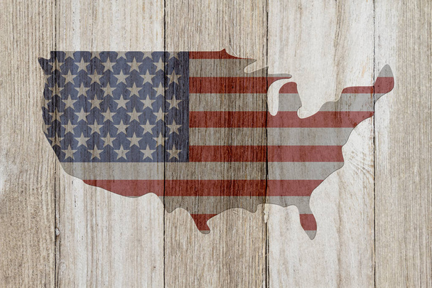 Bandera patriótica de Estados Unidos en un mapa y fondo de madera envejecida
 - Foto, Imagen