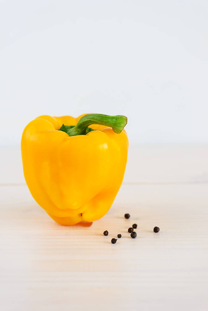 frische gelbe Paprika auf einem Holztisch. Hässliches Essen, Nahaufnahme. - Foto, Bild