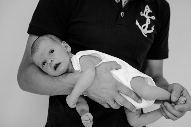 συναισθηματικό νεογέννητο παιδί στα χέρια των γονιών  - Φωτογραφία, εικόνα