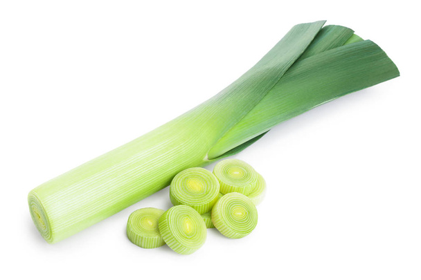 Leek zelenina s plátky izolovanými na bílém pozadí - Fotografie, Obrázek