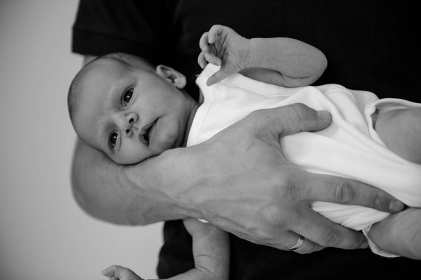 érzelmi újszülött gyerek a szülő kezében  - Fotó, kép